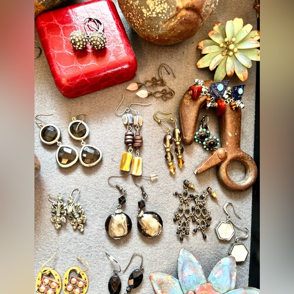 Bundle Lot of 18 Pair of Unique Vintage Retro Assorted Pierced Dangle Earrings - Picture 17 of 17